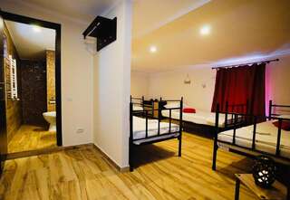 Хостелы Byzanthin Hostel Бухарест Четырехместный номер-2