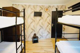 Хостелы Byzanthin Hostel Бухарест Двухместный номер с 2 отдельными кроватями и общей ванной комнатой-5