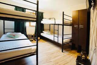 Хостелы Byzanthin Hostel Бухарест Двухместный номер с 2 отдельными кроватями и общей ванной комнатой-10